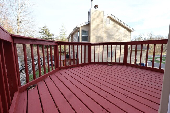 Building Photo - SPACIOUS 3 BEDROOM 2 BATH W/2 CAR GARAGE