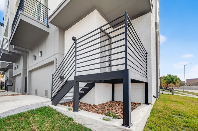 Building Photo - 2511 N MacGregor Way