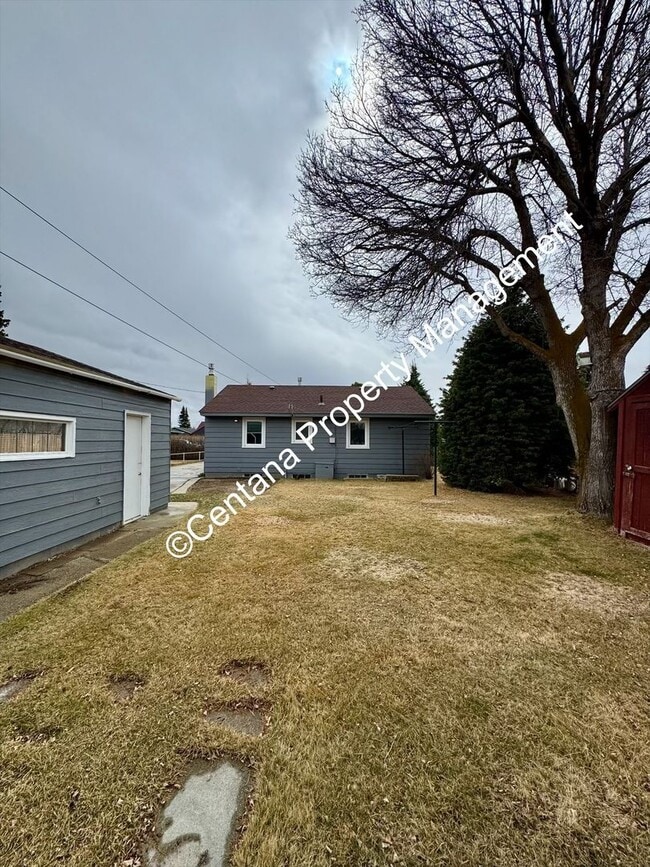 Building Photo - 2 Bedroom one Bath with large Yard located on the flats.