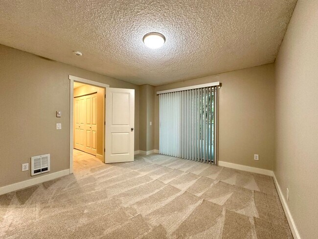 Building Photo - 2Bd/2Ba Bellevue Condo