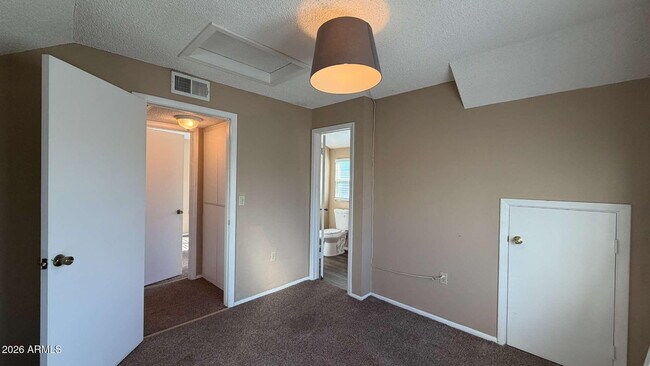 Building Photo - 2423 E Maryland Dr