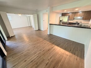 Building Photo - Charming One Bedroom Condo At Riviera Gardens.