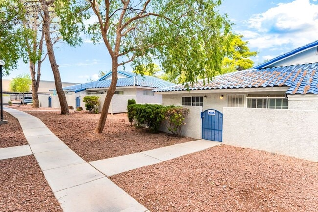 Building Photo - Single Story  2 bedroom and 2 bathroom Con...