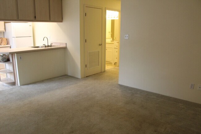 Building Photo - Up Coming - 2 bedroom/2 bath Condo!