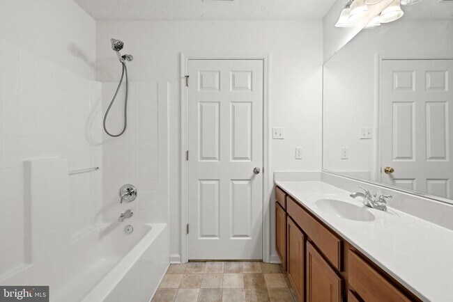 Building Photo - 2068 Stoneleigh Dr