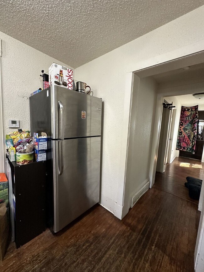 Building Photo - Whole House: 4 Bed 1 Bath close to UWEC!