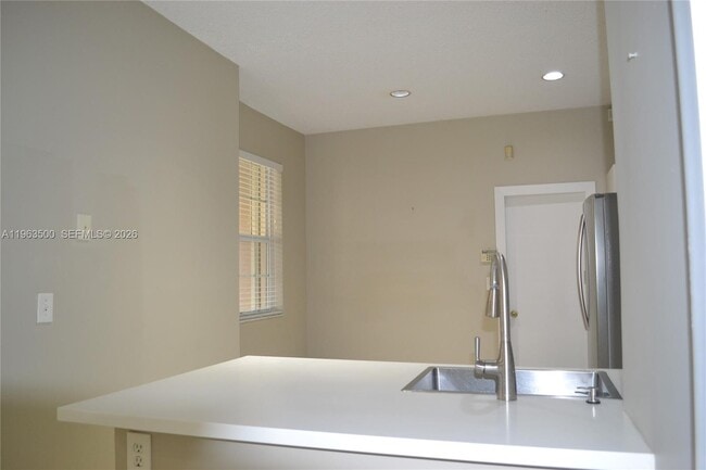 Building Photo - 1935 Madeira Dr