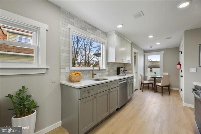 Building Photo - 143 Johnston Ave