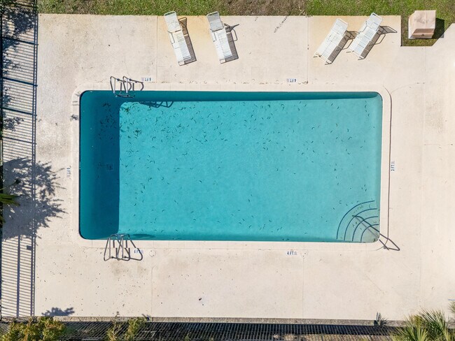 Building Photo - 1700 Embassy Dr