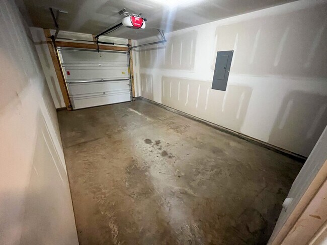Building Photo - Beautiful 3 bedroom, 2 1/2 bathroom home i...