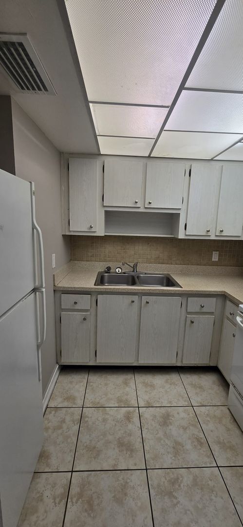 Building Photo - READY TO MOVE IN!!! FAST APPROVAL!