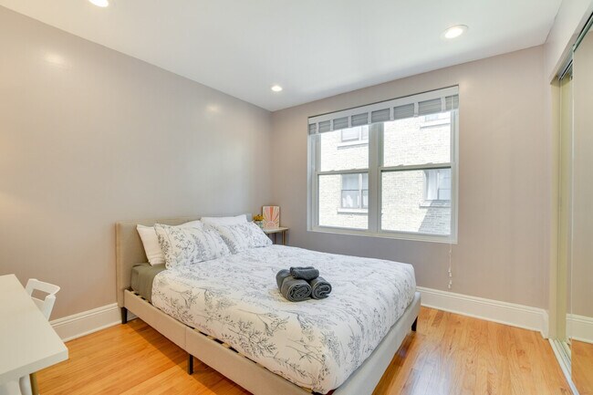 Building Photo - 7425 N Sheridan Rd