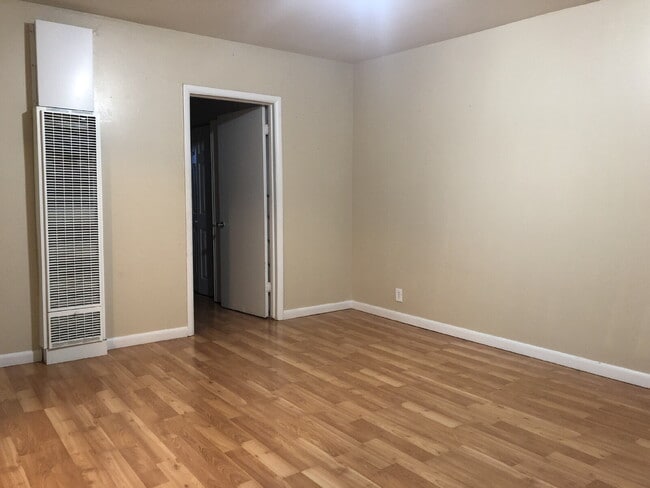 Building Photo - "Charming 1-Bedroom apartment with Spacious Layout in the Heart of Salt Lake City!"