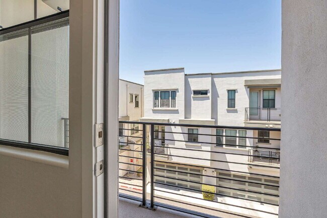 Building Photo - Sophisticated Camelback Corridor Tri-Level Townhome now available!