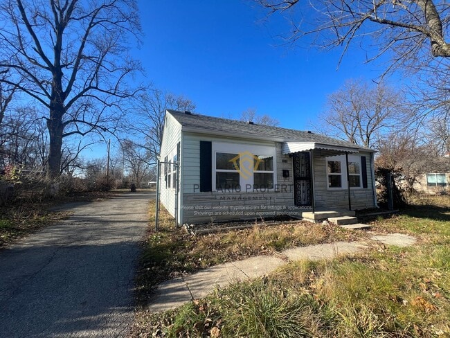 Building Photo - Updated 2 Bedroom 1 Bathroom near Forest M...