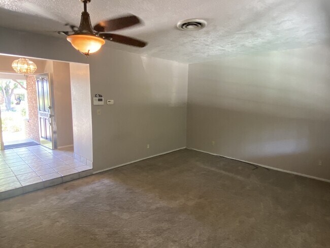 Building Photo - 2906 Warwick Ln
