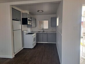 Building Photo - HALF OFF 1st MONTH! 2bedroom Duplex with ...