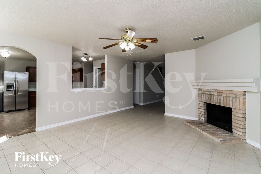 Building Photo - 3913 Fox Run Dr