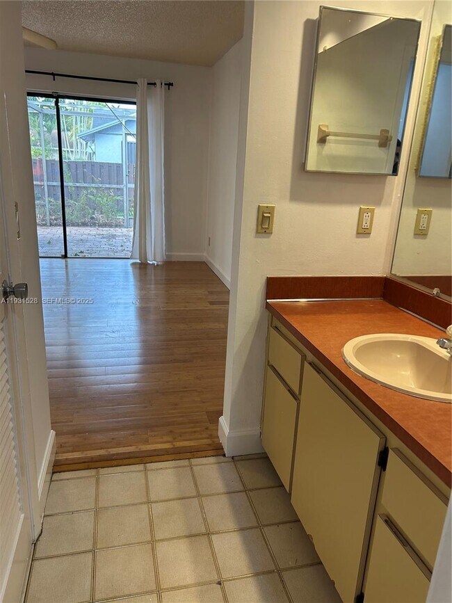 Building Photo - 6857 SW 36th Ct