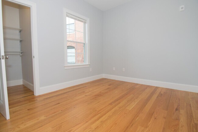 Building Photo - Central Location, In Unit Laundry, Central Heat/AC, Large Unit, Eat-in Kitchen, Parking for Rent