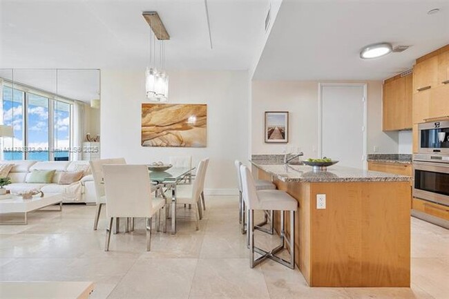 Building Photo - 15811 Collins Ave