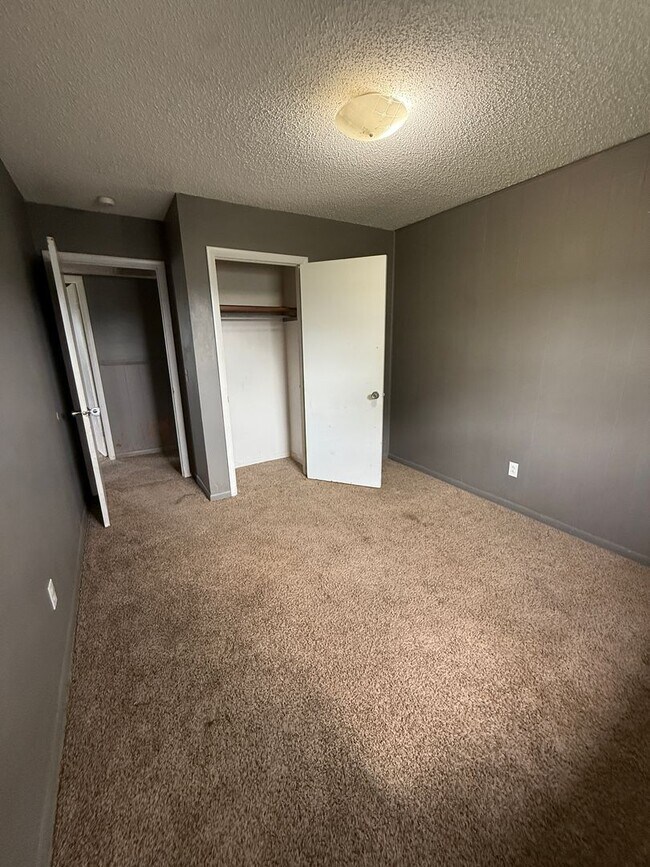 Building Photo - 3 bedroom/2 bathroom/2 car garage house
