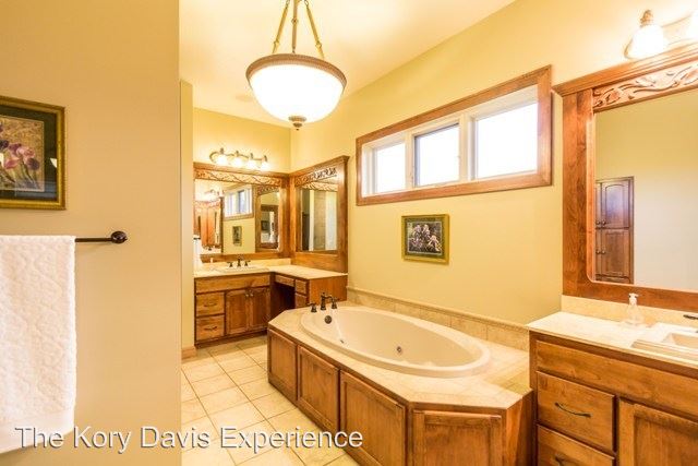 Building Photo - 2808 S Saint Charles Ln