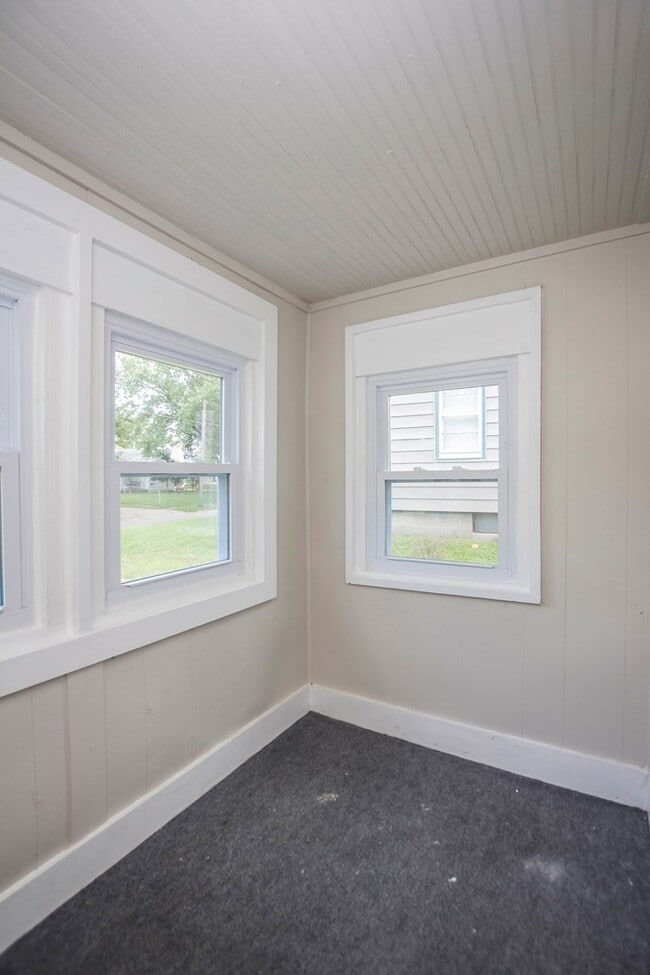 Building Photo - Update 1 bedroom Home with Fenced in Yard