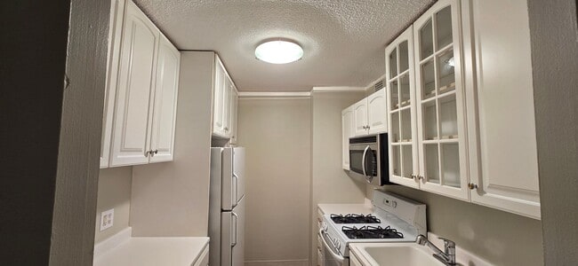 Building Photo - Short walk to Longwood! Steps to T! Large 1 bedroom w/enclosed porch! Garage parking incl.