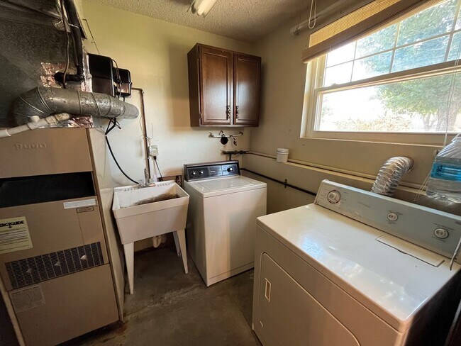 Building Photo - ALL PROSPECTIVE TENANTS MUST SUBMIT A $58 ...
