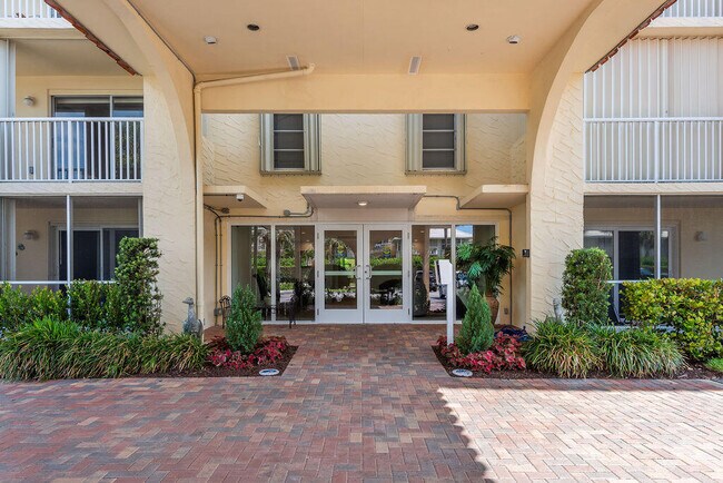Building Photo - 951 De Soto Rd