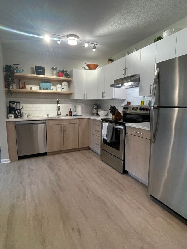 Building Photo - Champlin Main Floor Renovated Apartment, D...