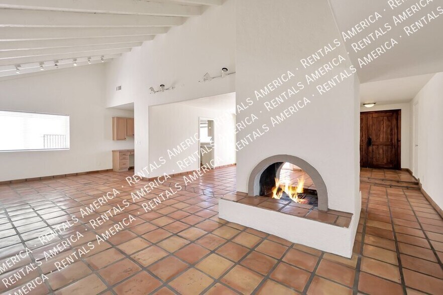 Building Photo - 2076 E Alameda Dr