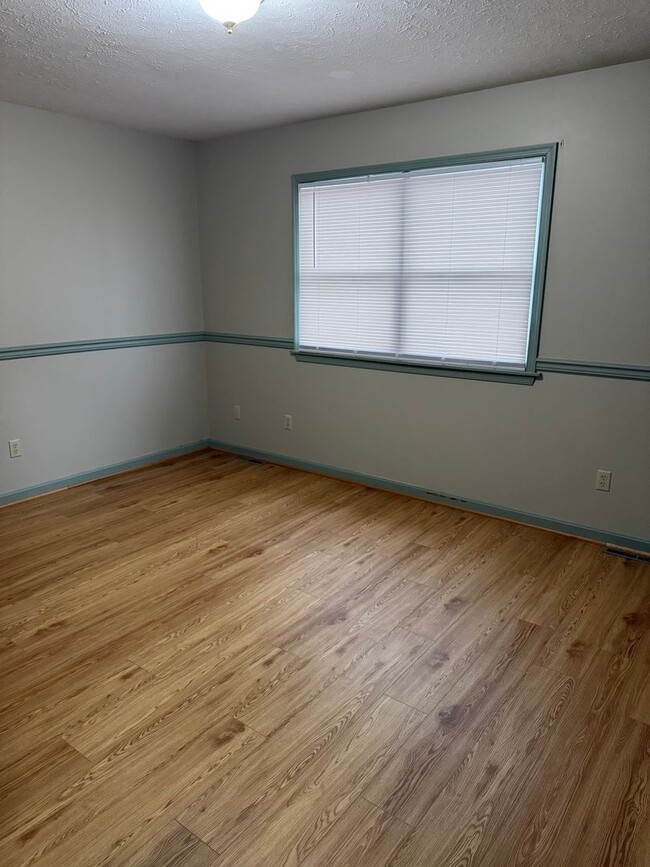 Building Photo - 1560 Buttercup Dr