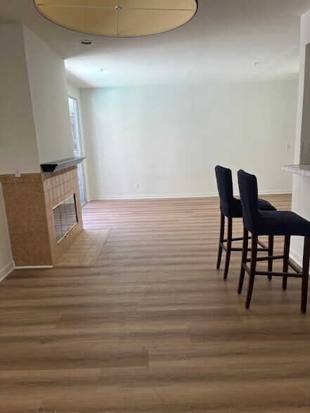 Dining area - 5350 White Oak Ave