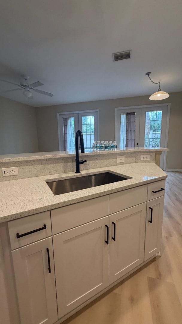 Building Photo - Beautiful 2 bed & 2.5 bath townhome