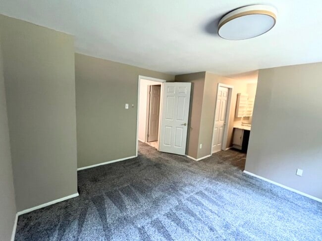 Building Photo - 5395 Harbor Ct Dr