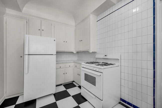 Building Photo - Stunning Townhome Style 2 bedroom with washer/dryer!