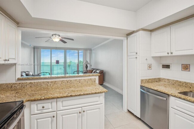 Building Photo - 3505 S Ocean Dr