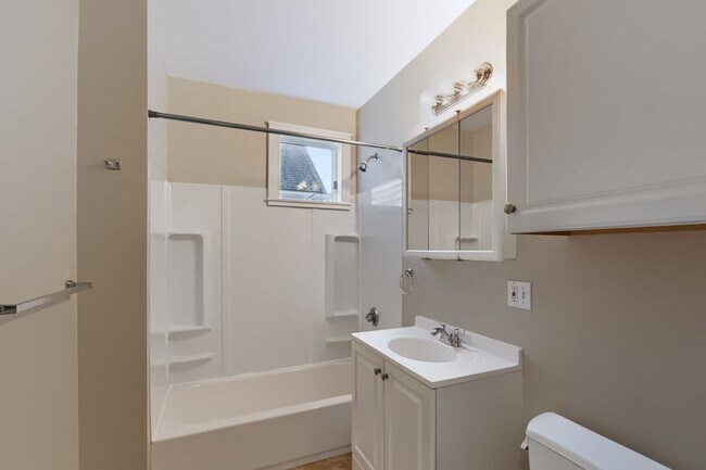 Building Photo - 37 Thorndike St