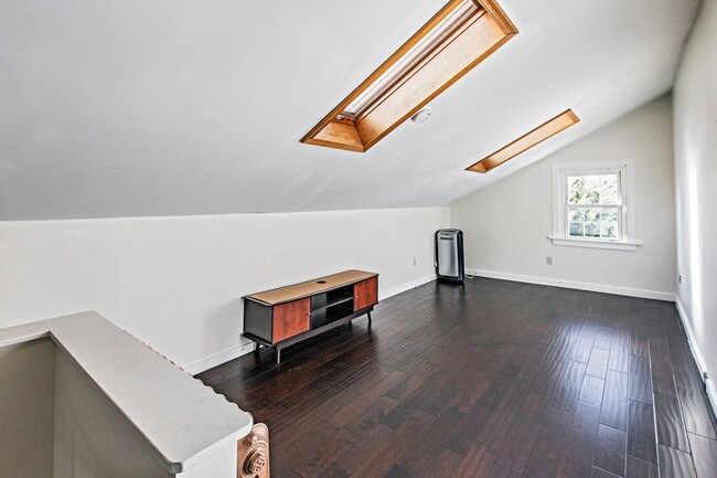 Building Photo - 3 bedroom, 1.5 bath home in The Triangle, ...