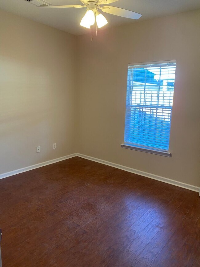 Building Photo - Cozy 3 Bed 2 Bath Available January 2026!