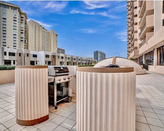 Building Photo - 1800 NE 114th St