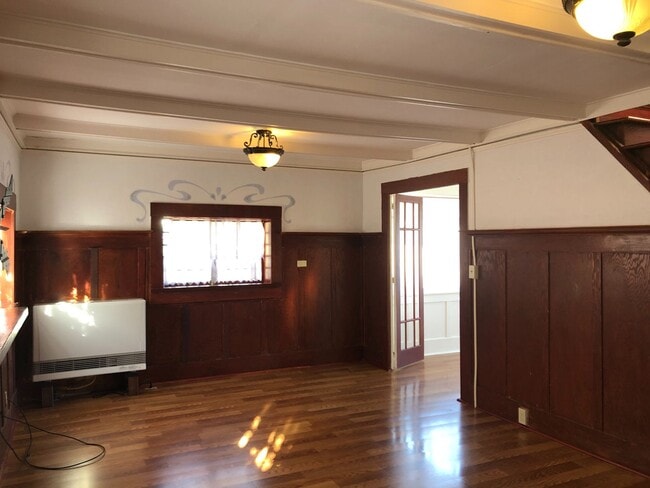 Building Photo - Historic 2-bedroom, 1.5 bath home in the h...