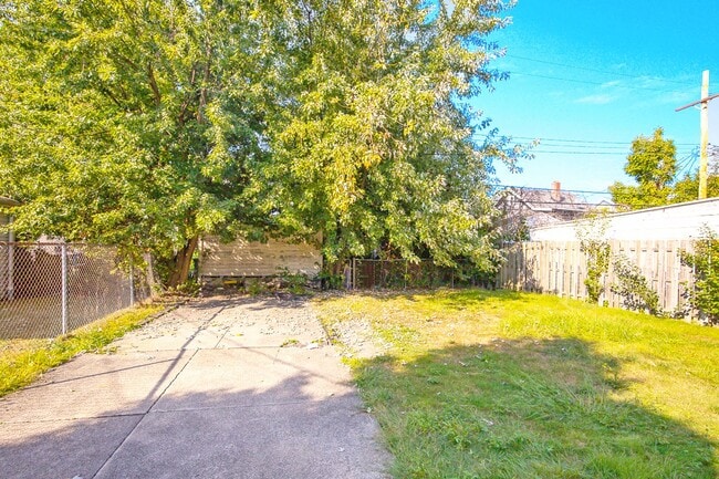 Building Photo - 3 BED 1 BATH BEAUTIFUL SINGLE HOME!