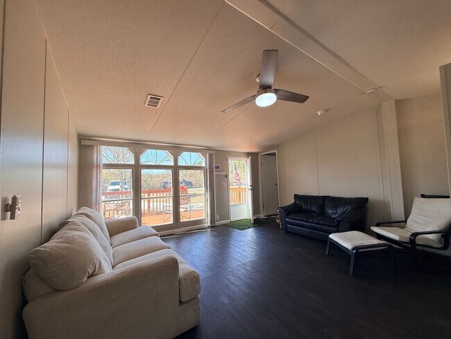 Building Photo - Super Cute 2/2 on almost half acre!