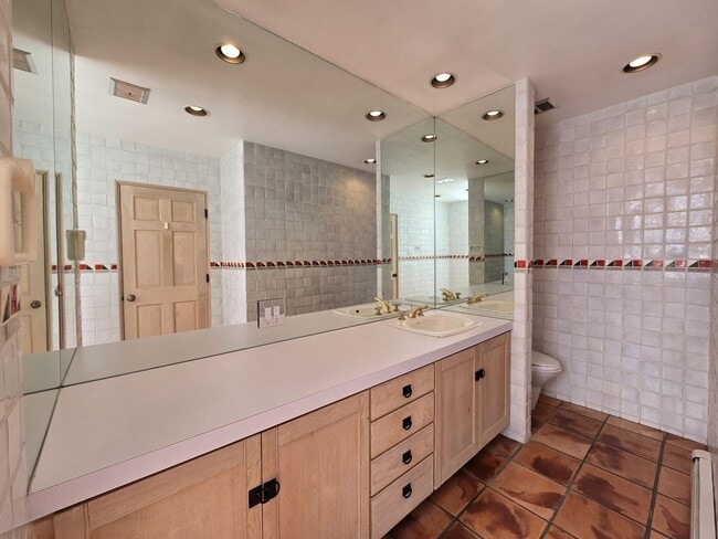 Building Photo - 570 1/2 Garcia St