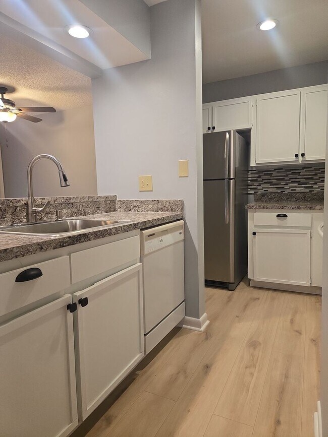 Building Photo - MOVE IN TODAY 2/2 IN DELTONA