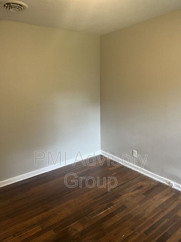 Building Photo - 2040 SW Medford Ave
