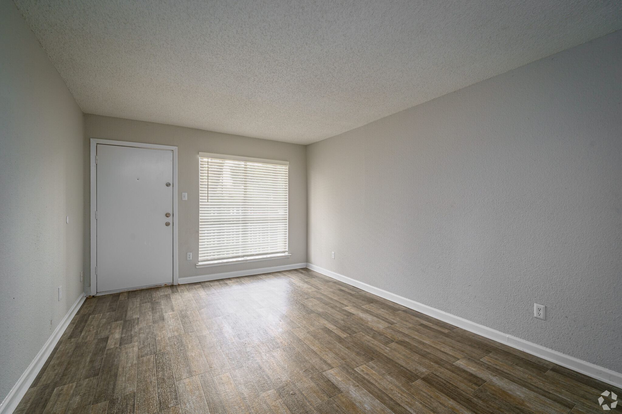 1BR, 1BA - 673SF - Woodlake Meadows